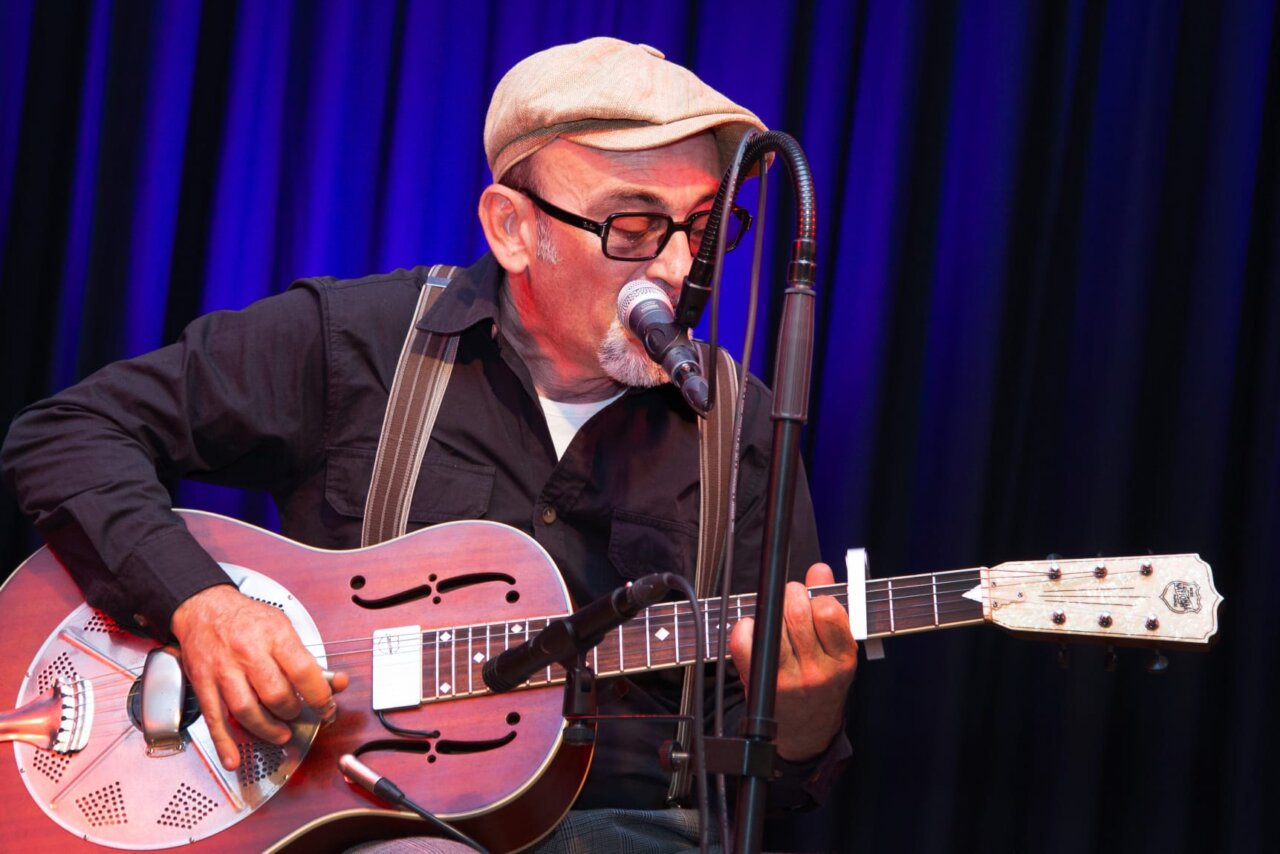 Músico tocando guitarra en el Festi Blues de Venta de Baños