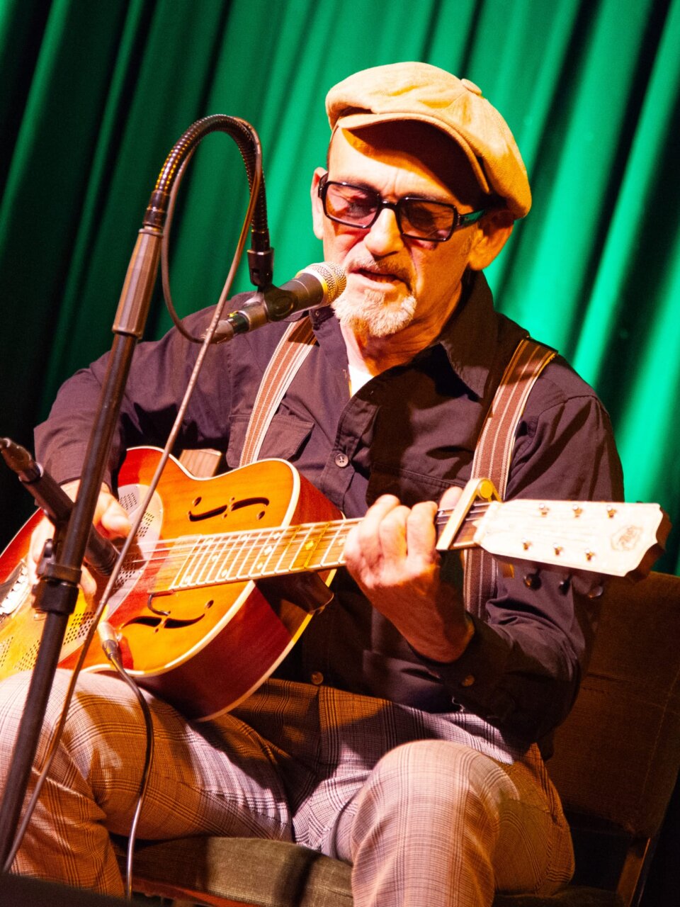 Johnny Bigstone tocando la guitarra en el Festi Blues de Venta de Baños