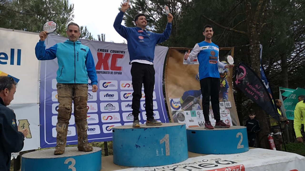 Cristian Tarilonte en el podio tras ganar el segundo lugar en Cross Country