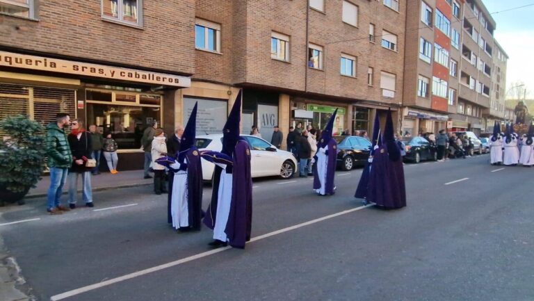 Cofrades en la Procesión de Los Pasos en Guardo durante Jueves Santo