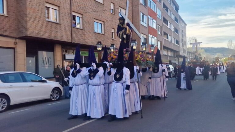 Cofrades de Guardo en la Procesión de Los Pasos durante Jueves Santo