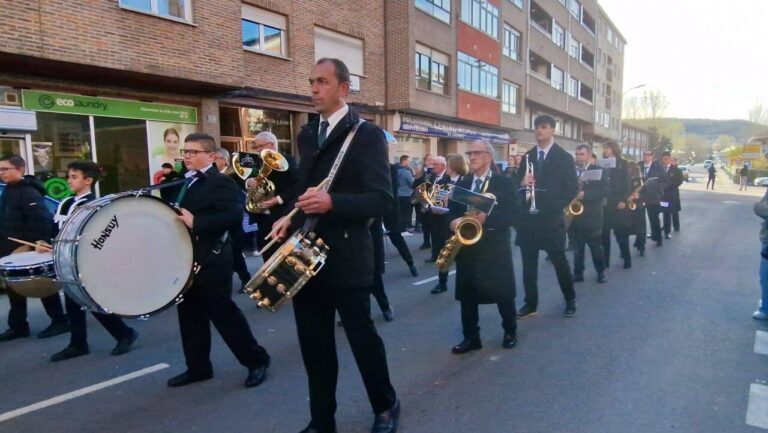 Músicos en la Procesión de Los Pasos en Guardo durante Semana Santa