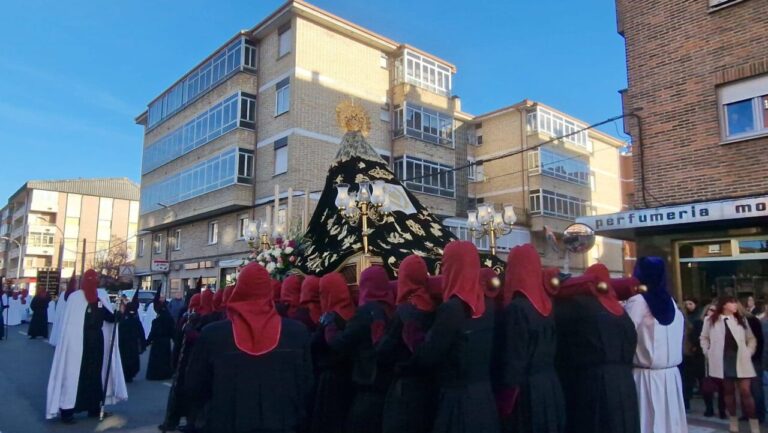 Cofrades portando un paso en la Procesión de Los Pasos en Guardo