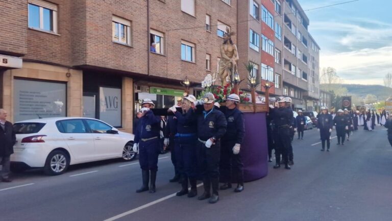 Cofrades portando un paso en la Procesión de Los Pasos en Guardo