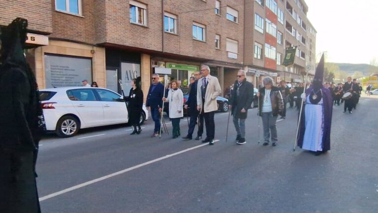 Participantes en la Procesión de Los Pasos en Guardo durante Jueves Santo