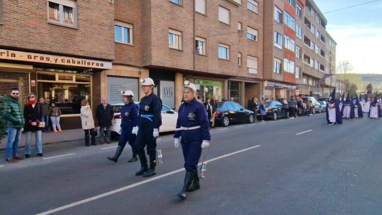 Cofrades y vecinos en la Procesión de Los Pasos en Guardo