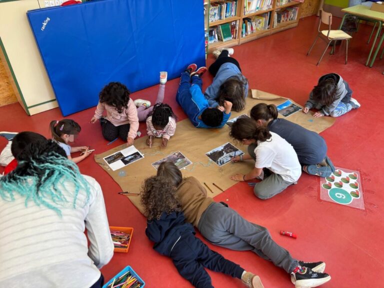 Niños trabajando en un proyecto educativo sobre el patrimonio natural