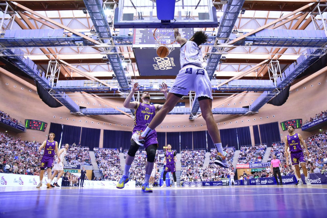 Jugador de baloncesto en acción durante un partido entre Monbus Obradoiro y Super Agropal Palencia.