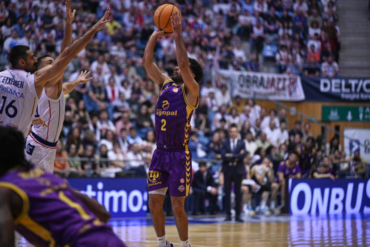 Jugador del Súper Agropal Palencia lanzando a canasta en un partido de baloncesto