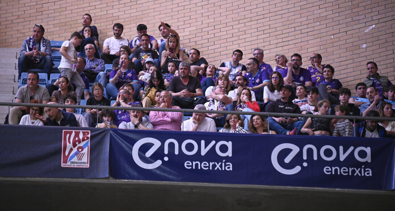 Espectadores en un partido de baloncesto entre Monbus Obradoiro y Super Agropal Palencia