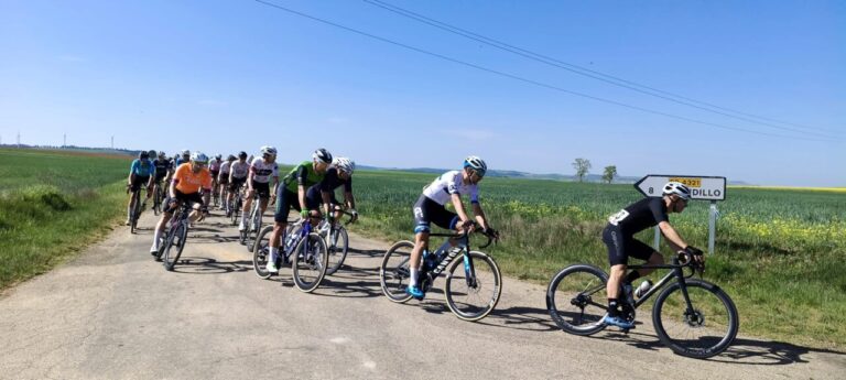 Ciclistas compitiendo en el Trofeo Master de Ciclismo en Boadilla del Camino