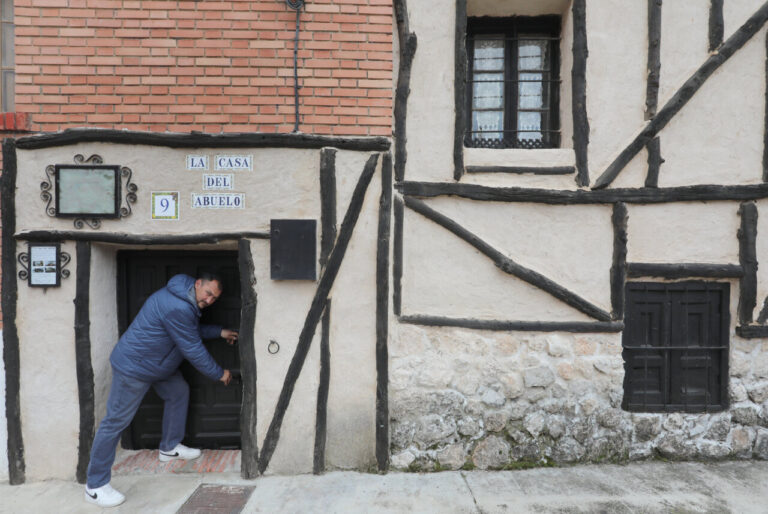 Entrada de La Casa del Abuelo en Cevico de la Torre