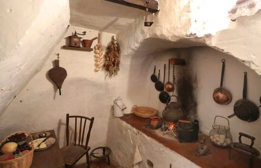Cocina de la Casa del Abuelo en Cevico de la Torre con utensilios antiguos