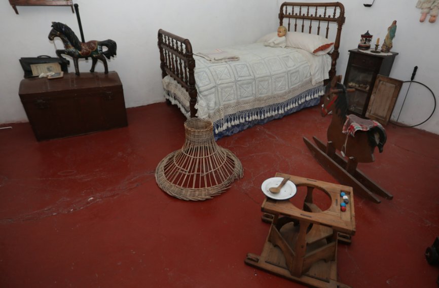 Interior de La Casa del Abuelo en Cevico de la Torre con muebles antiguos