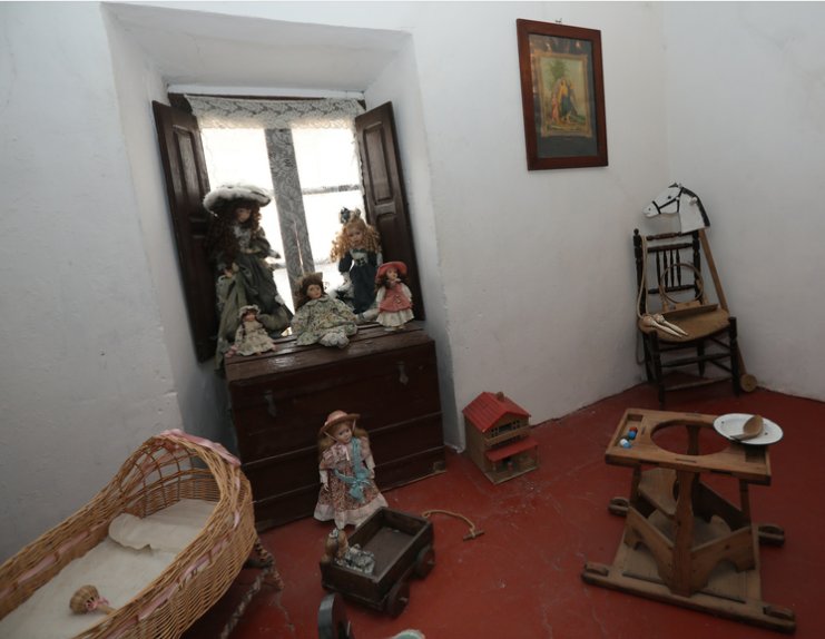 Interior de La Casa del Abuelo con muñecas y juguetes antiguos