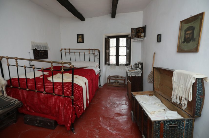 Interior de la Casa del Abuelo en Cevico de la Torre con camas antiguas