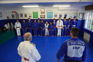 Grupo de jóvenes judocas en un dojo durante un torneo de judo en Palencia