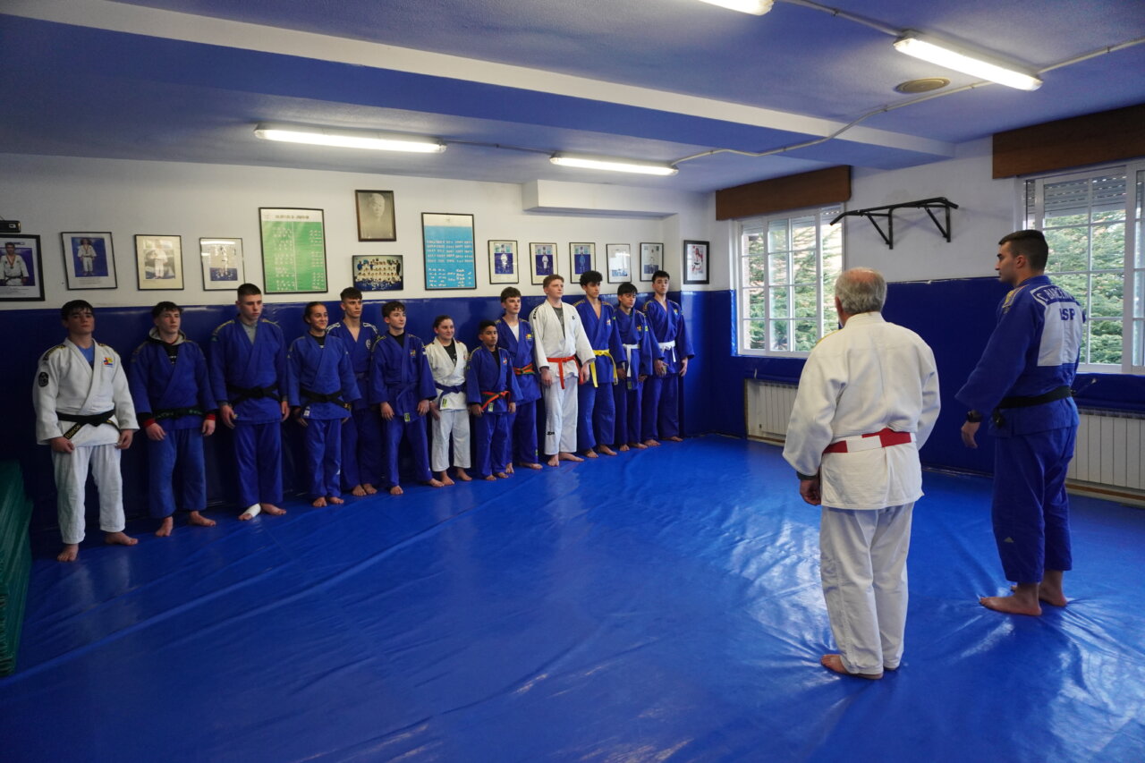Entrenamiento de judo con jóvenes competidores en Palencia