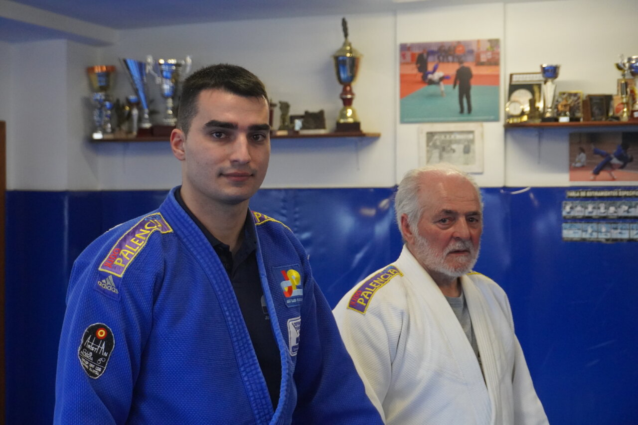 Entrenadores de judo en el gimnasio de Palencia