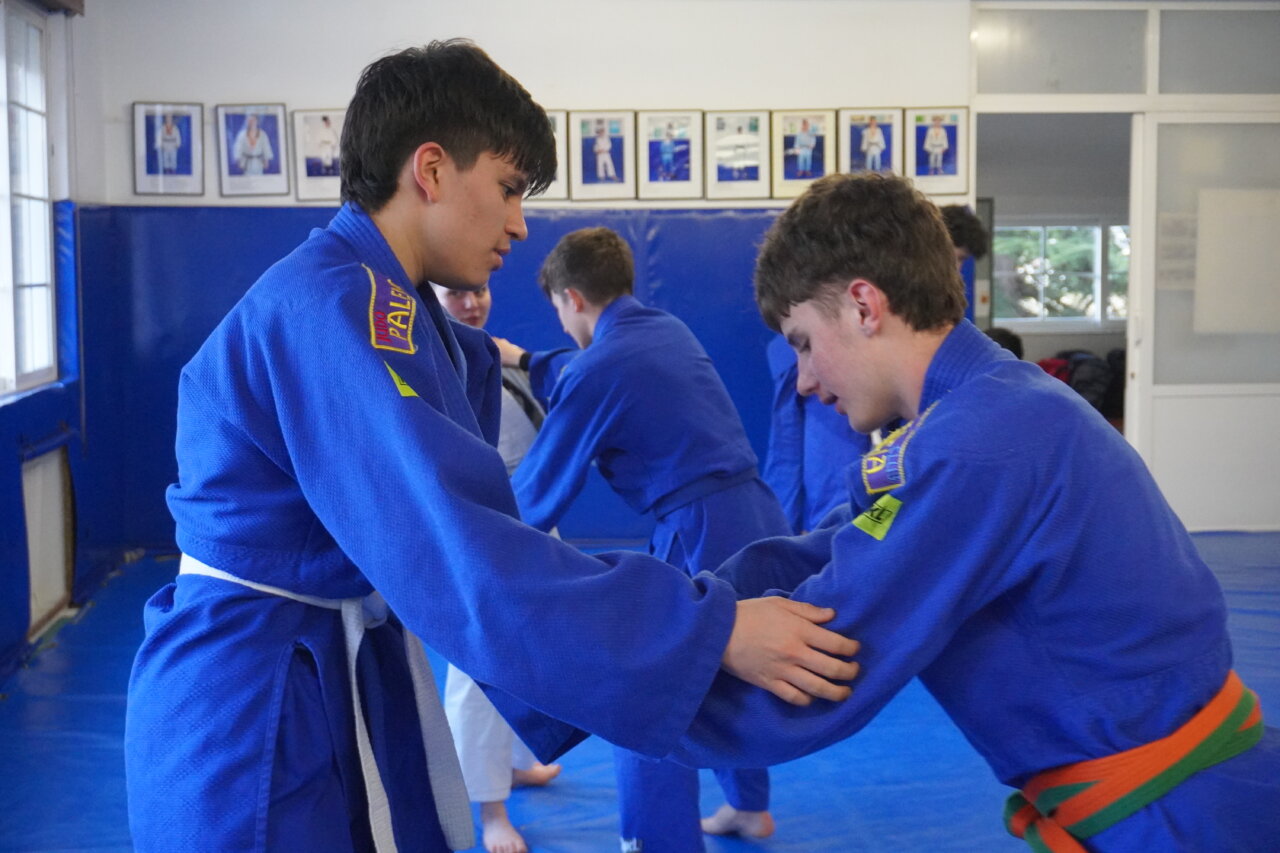 Dos jóvenes judocas entrenando en un tatami en Palencia