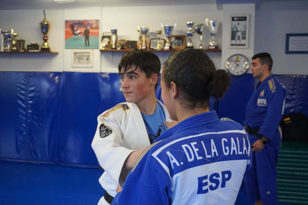 Entrenamiento de judo en el Judo Club Palencia con jóvenes competidores.