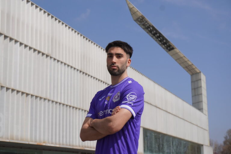 Roberto Sánchez posando con la camiseta del Palencia Cristo Atlético en un entorno urbano.