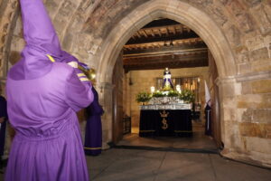 Procesión del Prendimiento en Palencia con cofrades y paso religioso