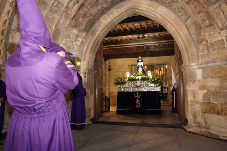 Procesión del Prendimiento en Palencia con cofrades y paso religioso