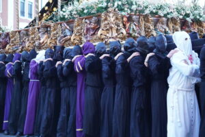 Procesión del Jueves Santo en Palencia con cofrades en túnicas