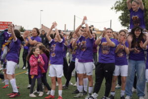 Jugadoras del Palencia Fútbol Femenino celebrando su ascenso con alegría