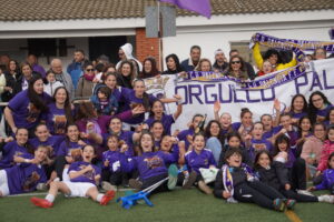 Jugadoras del Palencia Fútbol Femenino celebrando su ascenso con alegría