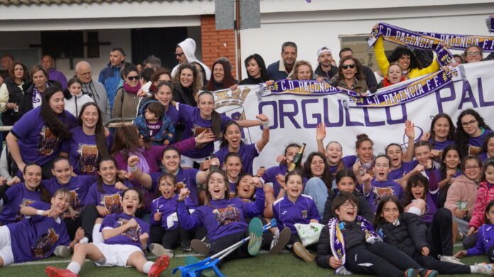 Jugadoras del Palencia Fútbol Femenino celebrando su ascenso con alegría