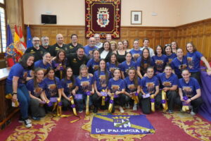 Jugadoras del CD Palencia Fútbol Femenino en acto de entrega de banda dorada