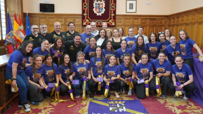 Jugadoras del CD Palencia Fútbol Femenino en acto de entrega de banda dorada