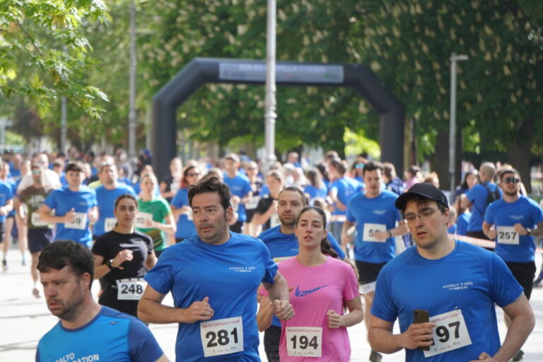 Participantes corriendo en la carrera del Día de la Comunidad en Palencia.