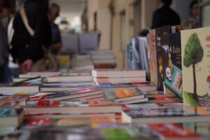 Mesa con libros expuestos en la Calle Mayor de Palencia durante el Día del Libro
