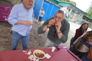 Personas disfrutando de la fiesta de San Marcos en Palencia con caracoles