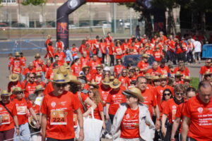 Participantes de la marcha en Palencia con camisetas rojas y sombreros