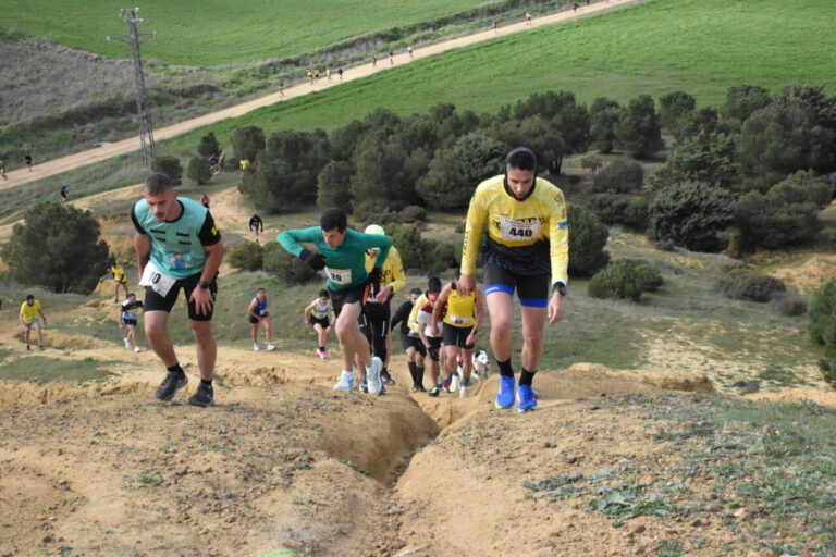 Corredores ascendiendo en la XI Carrera Vaccea en Paredes de Nava