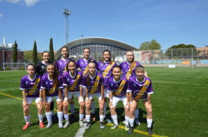 Equipo de fútbol femenino del Palencia posando en el campo tras una victoria