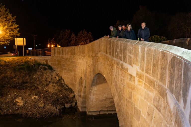 Visita al puente de Becerril de Campos con nuevo sistema de iluminación