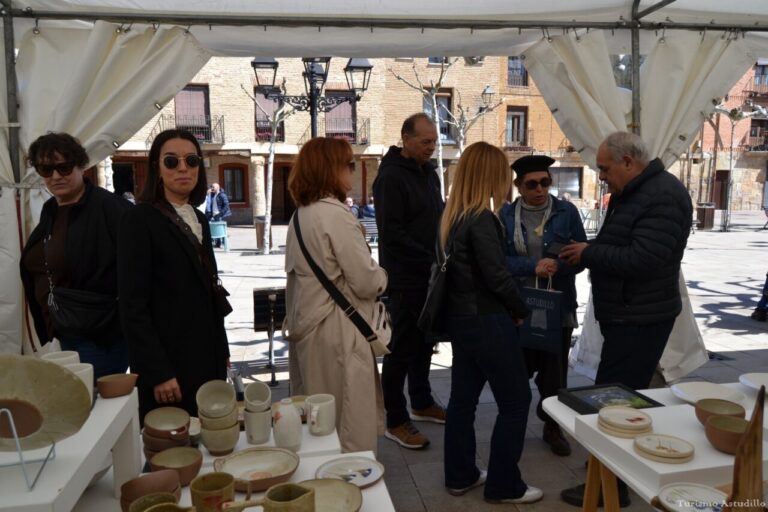 Personas interactuando en la Feria de Cerámica de Astudillo