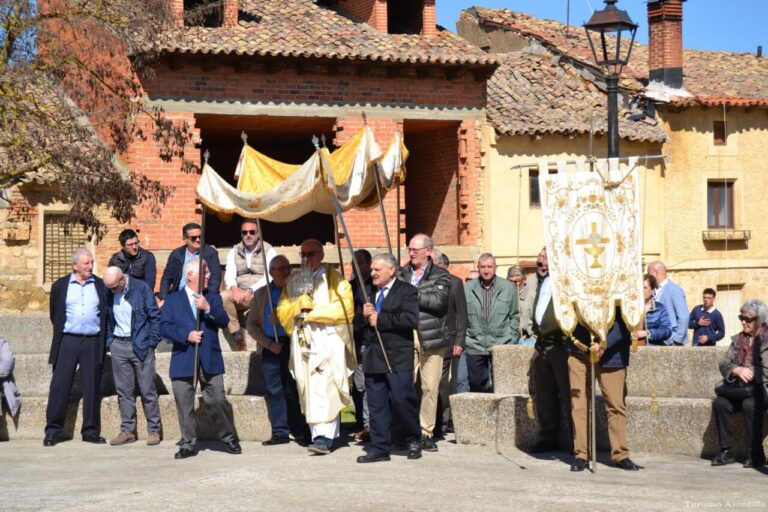 Participantes en el Revoloteo del Estandarte durante la Semana Santa en Astudillo.