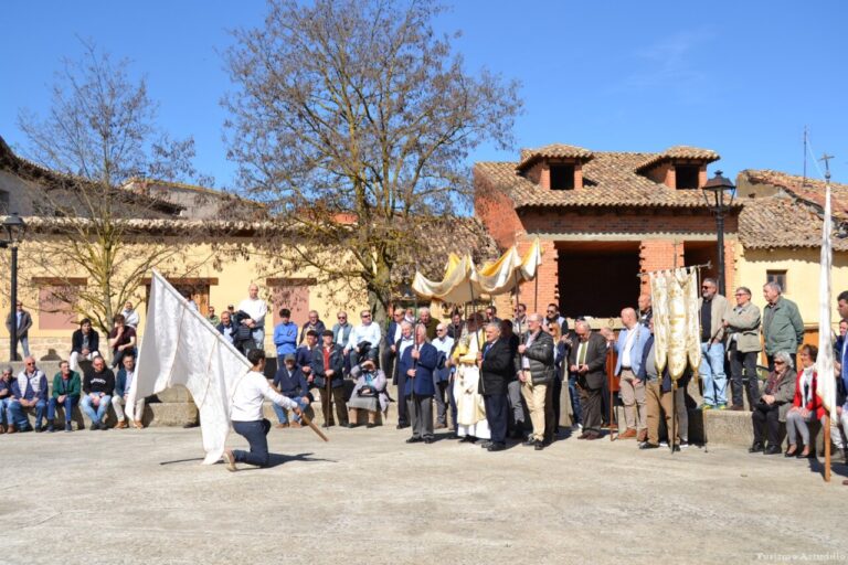 Participantes en el Revoloteo del Estandarte durante la Semana Santa en Astudillo.