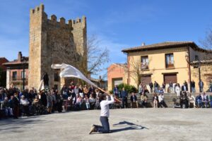 Participante del Revoloteo del Estandarte en Astudillo con un estandarte blanco