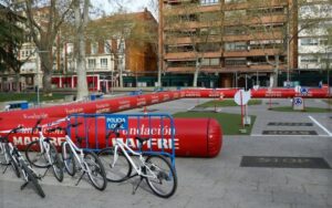 Circuito de educación vial con bicicletas y señales de tráfico en Palencia