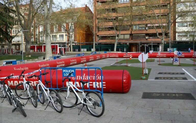 Circuito de educación vial con bicicletas y señales de tráfico en Palencia