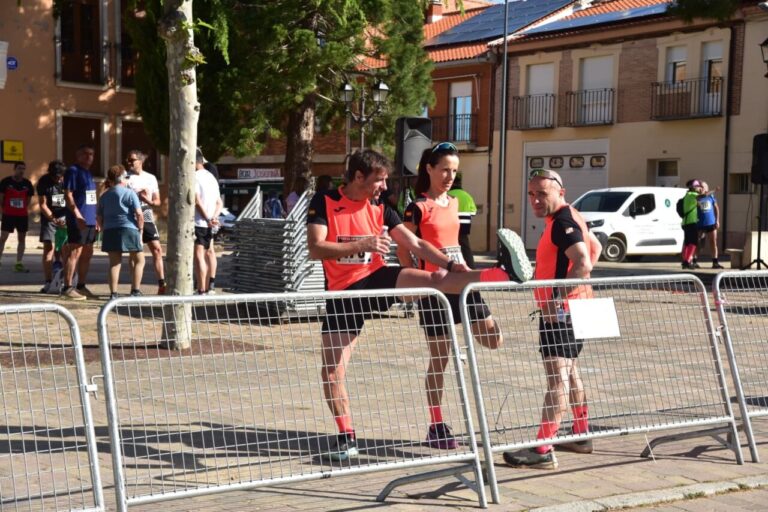 Corredores calentando antes de la carrera Entre Castillos en Palencia