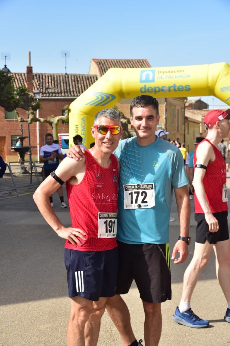 Dos corredores sonrientes en la carrera Entre Castillos en Palencia.