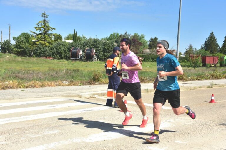 Corredores compitiendo en la carrera Entre Castillos en Palencia.